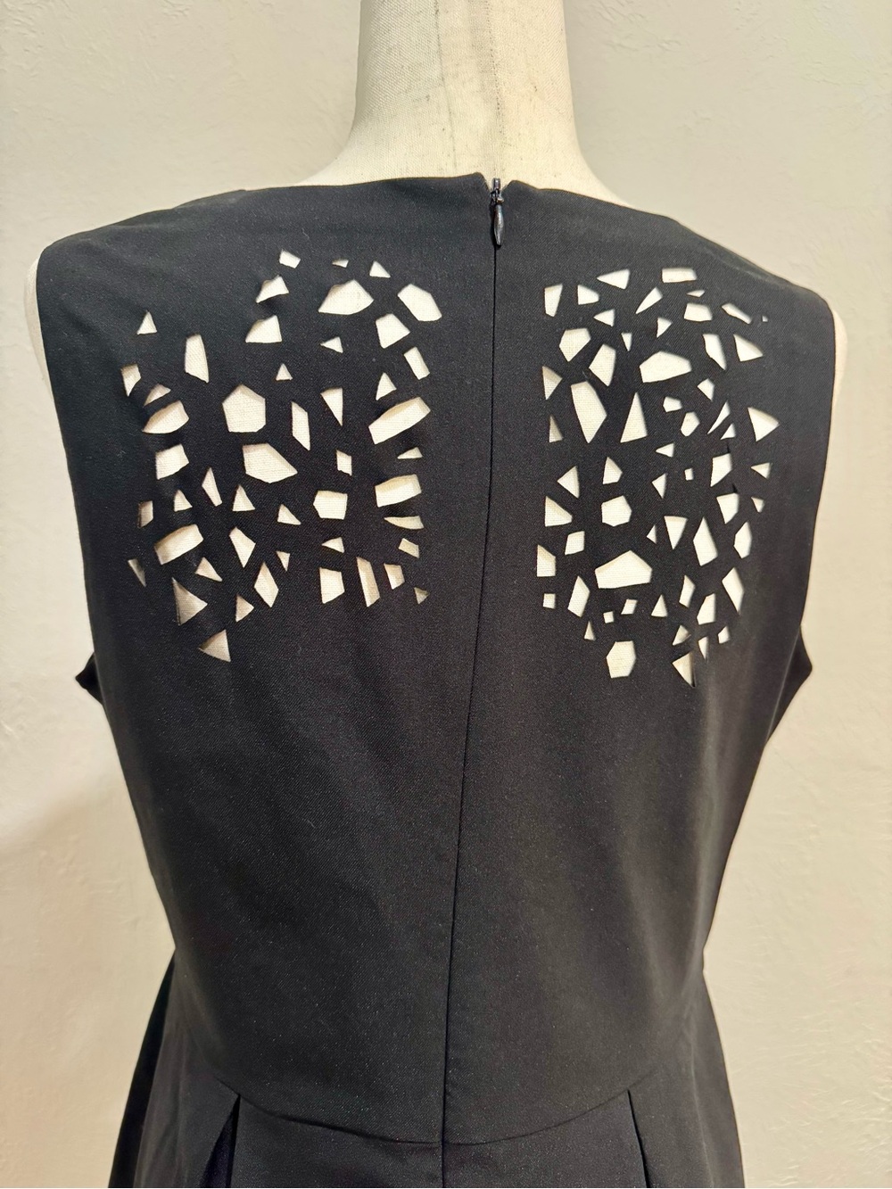 Cortell Sleeveless Black Peplum Top with Cutout Detail US 14 - Picture 4 of 9